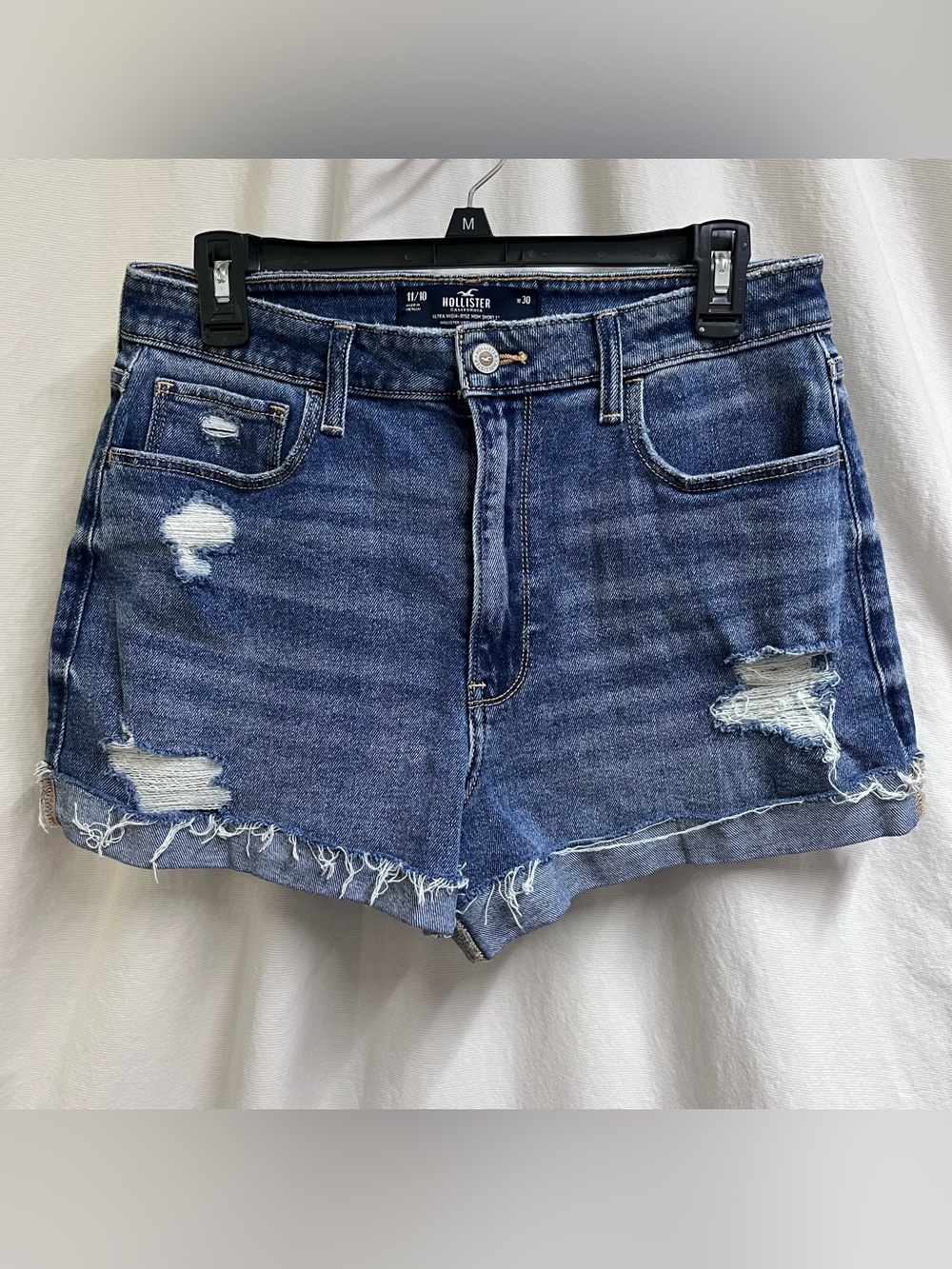 Hollister Ultra High Rise Mom Shorts 3"  Distressed Denim Jean Size 11  W30